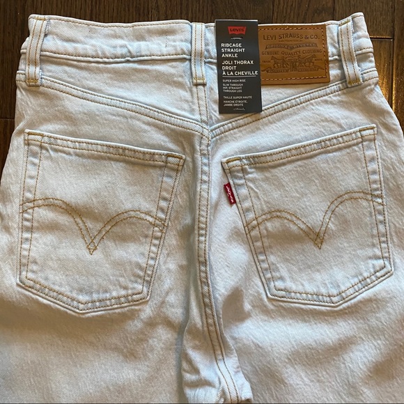 NEW Levi’s Ribcage Super High-Rise Cropped Jeans - Picture 14 of 15